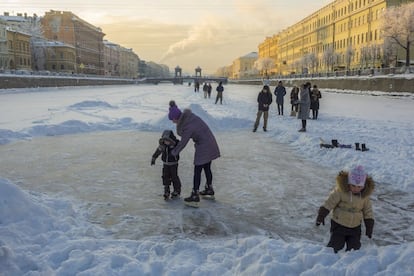 San Petersburgo es una ciudad que se aprecia mejor desde el agua. Pese a los esfuerzos de Pedro el Grande para que la población utilizara los canales para desplazarse, el transporte por barco nunca cuajó del todo en esta Venecia a orillas del Báltico. En invierno no es posible navegar por ellos, pero sí pasear e incluso patinar sobre sus congeladas aguas.