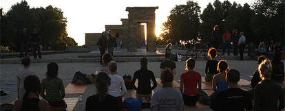 Clase de yoga gratis ante las puertas del templo.