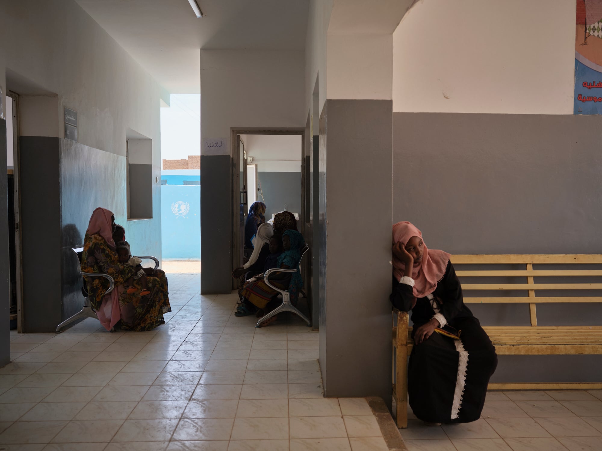 Un grupo de mujeres esperan a ser atendidas en un centro de salud que la organización Almanar tiene en la localidad sudanesa de Jebel Awlia.