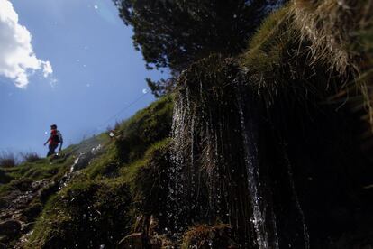 Pequeños torrentes producidos por el deshielo alimentan a el Arroyo de Las Guarramillas, que más tarde pasará a ser Rio Lozoya o de Angostura.