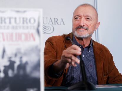 Arturo Pérez-Reverte, durante la presentación este lunes en Madrid de 'Revolución', su nueva novela.