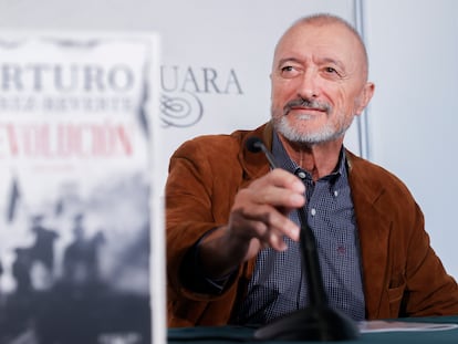 Arturo Pérez-Reverte, durante la presentación este lunes en Madrid de 'Revolución', su nueva novela.