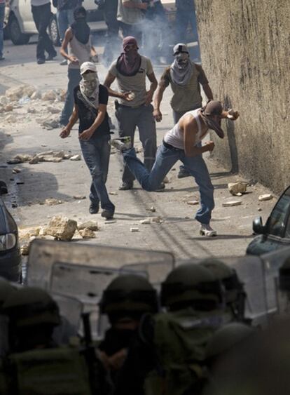 Grupos de jóvenes palestinos armados con piedras se han enfrentado este viernes a las fuerzas de seguridad israelíes.