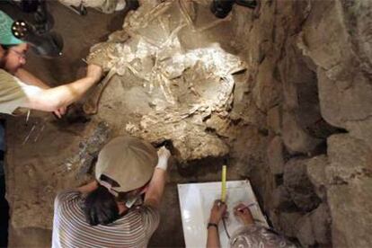 Operarios de las excavaciones de Teotihuacán limpian restos el pasado 15 de noviembre.