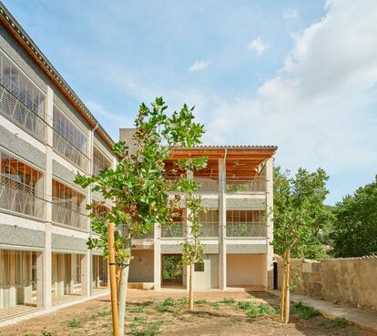 Viviendas sociales en Esporles, Mallorca, diseñadas por los arquitectos Emiliano López y Mónica Rivera. 