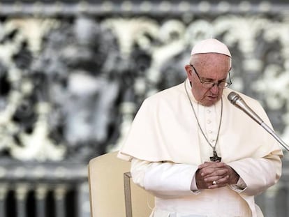 El papa Francisco reza en San Pedro en el Vaticano, en agosto.