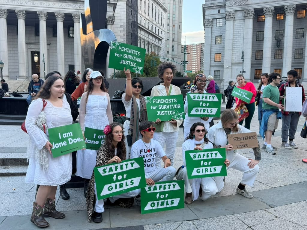Supervivientes y estudiantes protestan en Nueva York por la denuncia de violación múltiple en Cornell