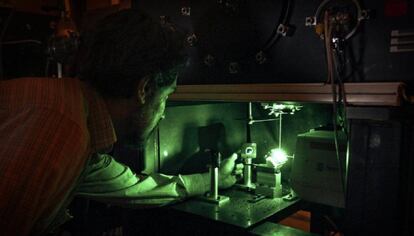 José Mª Fernández, químico, investigador, alineando un láser de Argón ionizado utilizado como fuente de excitación de un espectrómetro Raman de alta sensibilidad dedicado al estudio de moléculas en fase gaseosa. Laboratorio de Fluidodinámica Molecular. Instituto de Estructura de la Materia.