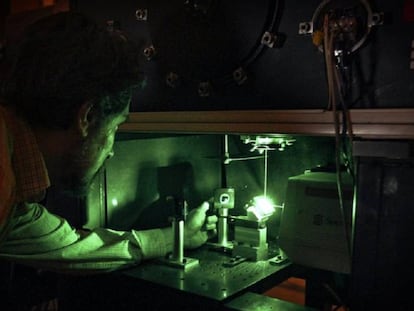 José Mª Fernández, químico, investigador, alineando un láser de Argón ionizado utilizado como fuente de excitación de un espectrómetro Raman de alta sensibilidad dedicado al estudio de moléculas en fase gaseosa. Laboratorio de Fluidodinámica Molecular. Instituto de Estructura de la Materia.