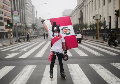 Un hombre con la bandera de Perú grita consignas en apoyo a Pedro Castillo en las calles de Lima.