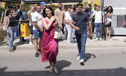 El periodista Vito Quiles (a la derecha), el martes en Torre Pacheco (Murcia).