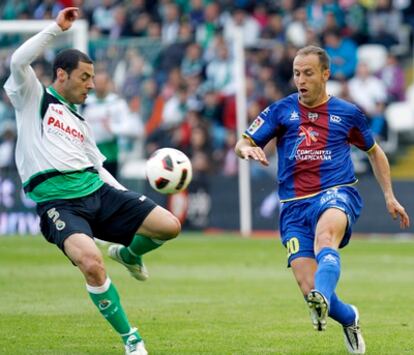 Juanlu y Lacen pelean por el balón.