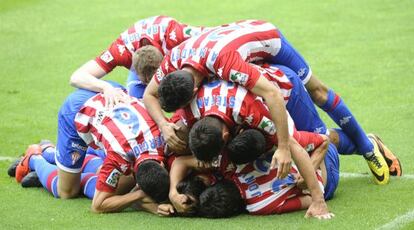 Los jugadores del Sporting celebran el gol de Lekic ante el Tenerife.
