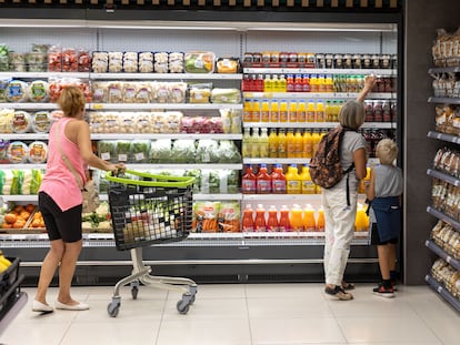 Clientes en un supermercado SuperDino en Santa Cruz de Tenerife.
