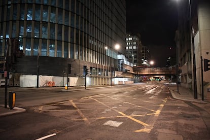 Imagen de una de las calles de la capital inglesa desiertas tras los ataques terroristas.