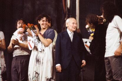 Joan Miró saluda en el escenario tras la representación de 'Morí el Merme' en el Teatro del Liceo en Barcelona en 1978.