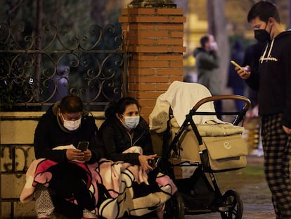 27/1/21.-  Foto: Fermin Rodriguez. La gente de Granada capital sale a la calle despues de la serie de terremotos que han llegado a tener una intensidad de 4,3.