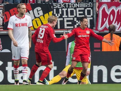 Javier &quot;Chicharito&quot; Hern&aacute;ndez festeja su gol 16 en Bundesliga ante el Koln.