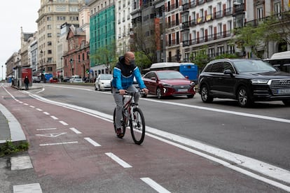 Un hombre circula por un carril bici del centro de Madrid este jueves. 