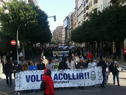 Cabeza de la manifestaci&oacute;n por la acogida de refugiados. (Foto de Obrim Fronteres).