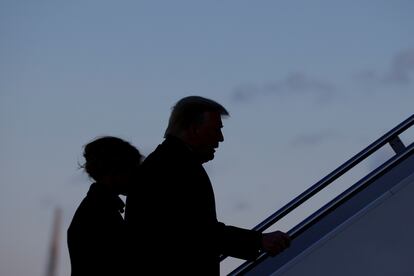 Donald Trump y Melania Trump se despiden de la presidencia desde la escalinata del helicóptero Marine One.