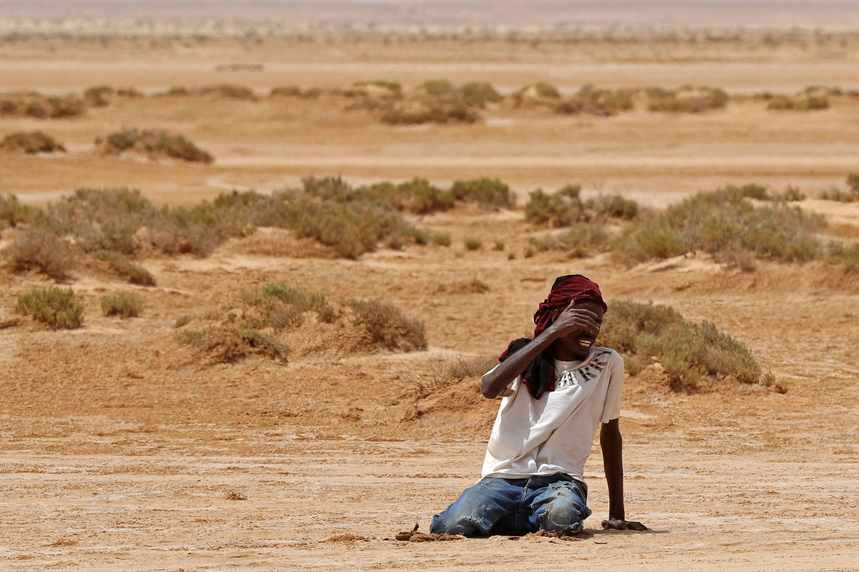 Un migrante africano con síntomas de deshidratación cerca de Al-Assah, en la frontera entre Túnez y Libia el 30 de julio de 2023.
