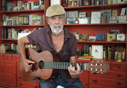 Julio Bustamante, en su casa de Valencia.