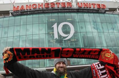 Un aficionado con una bufanda ante Old Trafford.