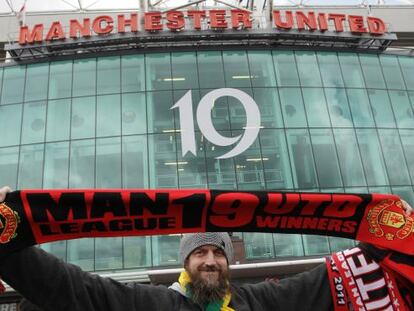 Un aficionado con una bufanda ante Old Trafford.