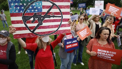 Grupos en favor del control de armas a las afueras del Capitolio de los Estados Unidos, el 26 de mayo de 2022, en Washington DC.