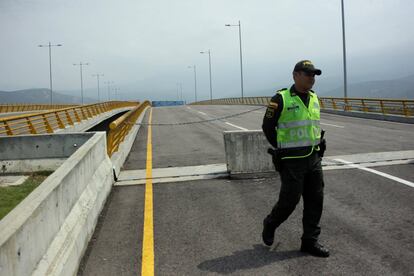 Un funcionario colombiano recorre el perímetro del puente de Tienditas. La Guardia venezolana los ha bloqueado para evitar la llegada de la ayuda humanitaria anunciada por el presidente encargado de Venezuela, Juan Guaidó, el pasado sábado. El equipo colombiano encargado de gestionar el reparto de la ayuda ha señalado que, llegado el momento, la entrega se llevará a cabo solo en territorio venezolano, no en Colombia, a pesar de que algunas familias de migrantes ya comienzan a reunirse en los alrededores de Tienditas con la expectativa de ser atendidos.