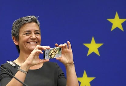 Margrethe Vestager fotograf&iacute;a a los periodistas tras una conferencia de prensa en Washington el 16 de abril pasado.