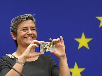 Margrethe Vestager fotografia els periodistes després d'una conferència de premsa a Washington a l'abril.