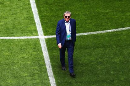 Roy Hodgson, seleccionador de Inglaterra, pasea por el césped del Stade Bollaert-Delelis antes del comienzo del partido contra Gales.  