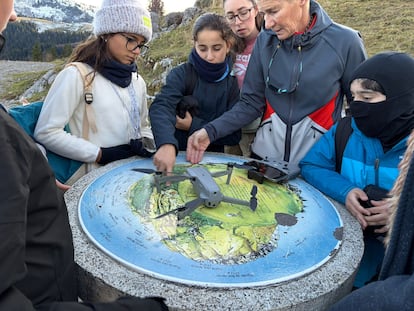Los alumnos de colegio SEK Los Alpes se familiarizan con el entorno natural de la zona mediante rutas de senderismo al Col de Aravis, el lago de Flumet y Les Saisies.