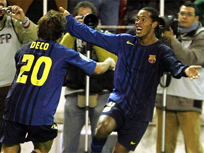 Ronaldinho celebra su gol con Deco.