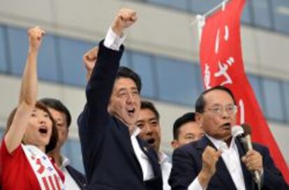 El primer ministro japon&eacute;s y l&iacute;der del Partido Liberal Dem&oacute;crata (PLD), Shinzo Abe, corea consignas junto a miembros de su partido hoy, jueves 4 de julio de 2013 en Tokio (Jap&oacute;n) durante el comienzo oficial de la campa&ntilde;a electoral de cara a los comicios a la C&aacute;mara Alta nipona que se celebrar&aacute;n el pr&oacute;ximo 21 de julio. 