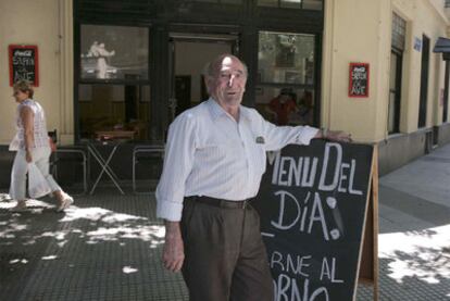 Emilio Sangil, frente a su bar en el exclusivo barrio porteño de Palermo Hollywood.