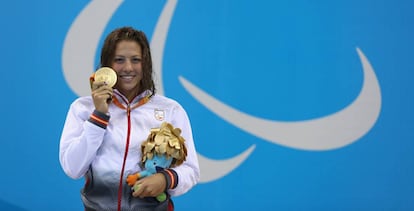 Nuria Marqués, amb la medalla d'or de 400 metres lliures S9.