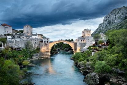 <br><b>QUÉ:</b><br> campeonato de saltos desde el puente Stari Most en Mostar (Bosnia). Se integra dentro del Red Bull Cliff Diving World Series, un campeonato de saltos y caída libre desde 27 metros de altura. <br><br><b>POR QUÉ:</b><br> por la mezcla entre historia y espectacularidad . En 1993, la imagen del puente que unía ambas orillas de la ciudad bosnia de Mostar dinamitado por las milicias croatas se convirtió en uno de los símbolos de la guerra de los Balcanes. Años después, la UNESCO auspiciaba su reconstrucción, la ciudad recuperaba su vida y con ella, una de sus tradiciones más temerarias: saltar desde la parte más elevada del puente a las gélidas aguas del río Neretva (cruza tres glaciares alpinos, imagine la temperatura). Unos segundos interminables en los que el clavadista cae a 85 kilómetros por hora formando distintas figuras acrobáticas. Las crónicas sitúan los primeros saltos allá por 1664 y la primera competición seria, en 1968. Ahora tiene más fama, pero los de Red Bull no han inventado nada. “Esta ciudad adora esta práctica y quiero mostrarles lo mejor de mí. Antes de venir a Mostar hay que entrenar muy duro para estar a la altura”, contaba el pasado año el británico Gary Hunt, que finalmente se quedaría como segundo clasificado. El día de la prueba solo saltan los que se han inscrito, los 364 días restantes, cualquiera con ganas de desafiar a la gravedad y a la cordura sobre un río de apenas 5 metros de profundidad. A eso del mediodía los miembros del Mostarski Ikari (el club de saltos local) deleitan a los turistas saltando al río, previo pago de 25 euros por el chapuzón. ¿Quiere usted hacer de Ícaro? Ellos le entrenarán, empezando por un puente más moderado río abajo hasta acabar en el Stari Most. Entre zambullidas deje algo de tiempo para pasear por sus calles empedradas o trastear por el bazar del barrio musulmán.