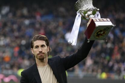 El capitán y defensa del Real Madrid, Sergio Ramos, ofrece a la afición del Santiago Bernabéu el trofeo de la Supercopa de España.