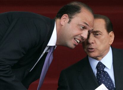 Berlusconi (sentado) habla con el ministro de Justicia italiano, Angelino Alfano, el pasado junio en Roma.