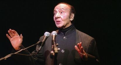 Luis Carbonell, pianista y recitador, durante una actuaci&oacute;n en 2003