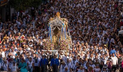 Miles de peregrinos acompañan al Simpecado de la Hermandad de Huelva a su salida, el jueves, hacia la aldea almonteña de El Rocío (Huelva). 