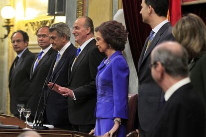 El Rey, durante los aplausos de los asistentes tras su discurso en la inauguración de la X Legislatura.