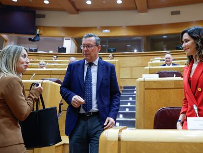 La presidenta de Extremadura, María Guardiola, el secretario general del PP de Madrid, Alfonso Serrano, y la presidenta de Madrid, Isabel Díaz Ayuso, en el Senado.