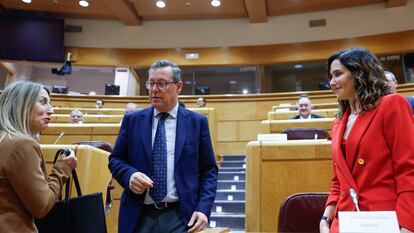 La presidenta de Extremadura, María Guardiola, el secretario general del PP de Madrid, Alfonso Serrano, y la presidenta de Madrid, Isabel Díaz Ayuso, en el Senado.