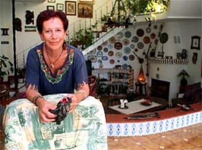 Cándida Gómez, en su casa de Carchuna, rodeada de recuerdos de su viaje.