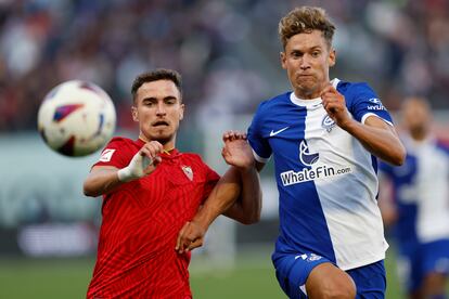 Los jugadores del Sevilla Adria Pedrosa, y Marcos Llorente del Atlético de Madrid, en un partido de pretemporada.