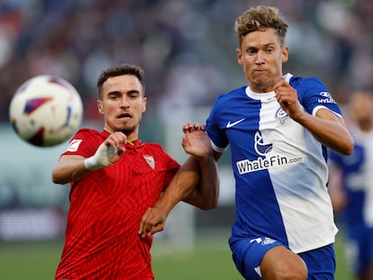 Los jugadores del Sevilla Adria Pedrosa, y Marcos Llorente del Atlético de Madrid, en un partido de pretemporada.